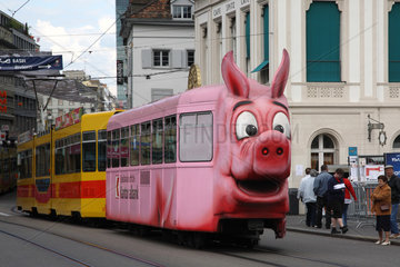 Basel  Schweiz  Schweizer Strassenbahn mit Schweinskostuem