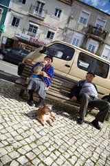 Lissabon  Portugal  ein altes Ehepaar im Stadtviertel Alfama