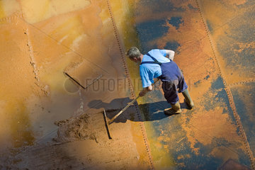 Berlin  Deutschland  ein Arbeiter reinigt den Boden des Gasometer Schoeneberg