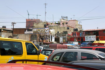 Mexiko-Stadt  Mexiko  Autos parken vor einem Flohmarkt