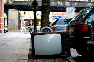 Berlin  Fernseher auf der Strasse