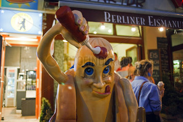 Berlin  Deutschland  lustige Werbefigur fuer Hot-Dogs