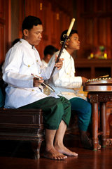 Siem Reap  Kambodscha  Musiker mit landestypischen Instrumenten im Culture-Village.