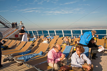 Spanien  Passagiere auf dem Sonnendeck der MS Costa Pacifica