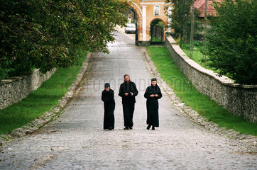 Geistlicher mit zwei Nonnen im Kloster Horezu (Manastirea Horezu)  Rumaenien