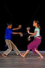 Phnom Penh  Kambodscha  zwei Kinder ueben in einer Tanzschule den Kokosnusstanz