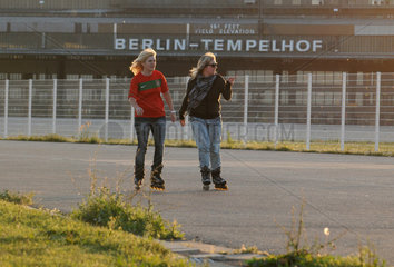 Berlin  Deutschland  Frauen fahren mit Inlineskates im Tempelhofer Park