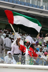 Dubai  Vereinigte Arabische Emirate  Einheimischer schwenkt die Nationalflagge