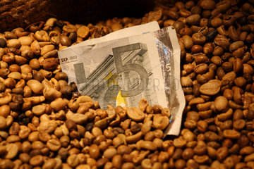 Hamburg  Deutschland  Kaffeebohnen in einem Jutesack mit einem 5-Euroschein