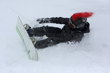 Krippenbrunn  Oesterreich  ein Kind stuerzt beim Snowboarden