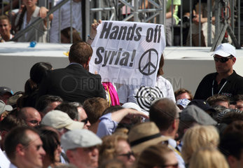 Berlin  Deutschland  Protest gegen Obamas Syrien-Politik waehrend seines Staatsbesuches am Brandenburger Tor