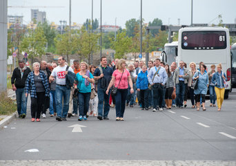 Berlin  Deutschland  Touristengruppe beim Gang in die Innnenstadt am Berliner Hauptbahnhof