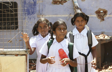 Kurinchamunai  Sri Lanka  Schuelerinnen vor einer zerstoerten Schule