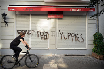 Berlin  Deutschland  Slogan: Do not feed Yuppies an einem Feinkostladen in Neukoelln