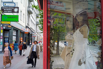 Poznan  Polen  Fussgaengerzone und Schaukaesten mit Brautmoden