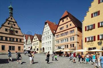 Rothenburg ob der Tauber  Deutschland  der Marktplatz mit der Ratstrinkstube
