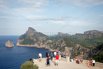Formentor  Mallorca  Spanien  Touristen auf dem Aussichtspunkt Mirador Es Colomer