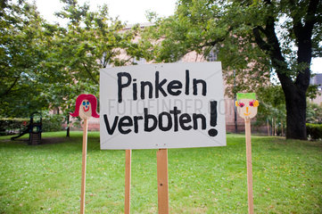 Berlin  Deutschland  Pinkeln verboten Schild am Leopoldplatz
