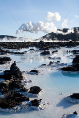 Island  Blick ueber die Blaue Lagune auf das Geothermalkraftwerk bei Grindavik