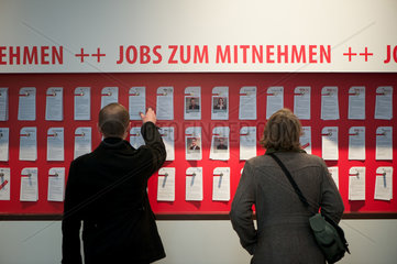 Hannover  Deutschland  eine Pinnwand mit Jobangeboten auf der Cebit