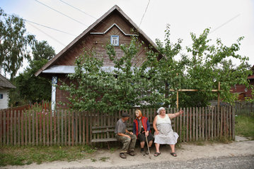 Padomsza  Weissrussland  Nachbarn sitzen auf einer Bank und plaudern
