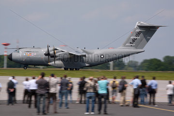 Berlin  Deutschland  startendes Flugzeug A 400 M von Airbus Military