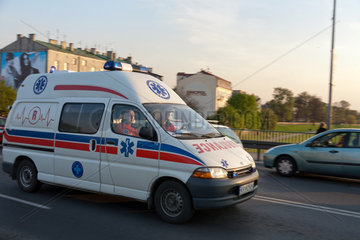 Krakau  Polen  ein Krankenwagen unterwegs zu einem Einsatz