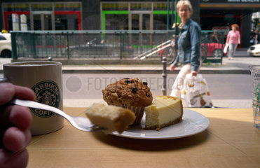 Berlin  Deutschland  Kaffee und Kuchen bei Starbucks