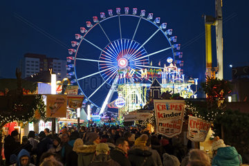 Berlin  Deutschland  Menschen auf dem Weihnachtsmarkt zwischen Alexanderplatz und Jannowitzbruecke