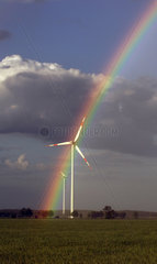 Freiwalde  Deutschland  Regenbogen ueber einer Windkraftanlage