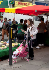 London  Grossbritannien  Asiatin mit Buggy auf dem Markt in der Portobello Road