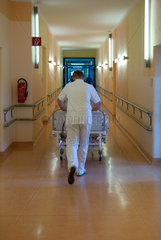 Krankenpfleger transportiert einen Patienten  Berlin