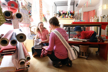 Berlin  Deutschland  Tania Gehrmann  die Inhaberin des Stoffladens Frau Tulpe  mit einer Kundin