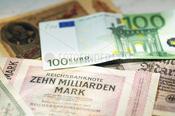 Hamburg  Deutschland  Reichsbanknoten und ein 100 Euro-Schein