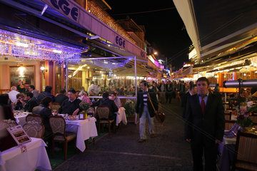 Istanbul  Tuerkei  bekannte Restaurantmeile im Zentrum des Stadtteils Kumkapi