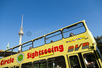 Berlin  Deutschland  Sightseeing-Bus vor dem Berliner Fernsehturm