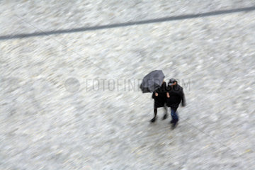 Paris  Frankreich  ein Paar spaziert im Regen durch Paris