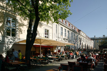 Berlin  Deutschland  Menschen im Restaurant Opernpalais