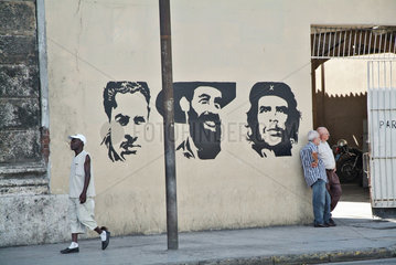 Havanna  Kuba  Portraits von Gabriel Garcia Marquez  Raul Castro und Che Guevara an einer Hauswand