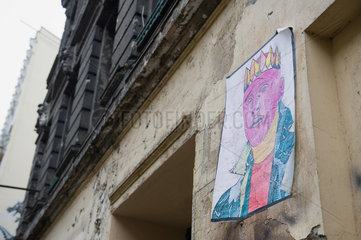 Berlin  Deutschland  ein Koenig klebt an einer Hauswand in Berlin