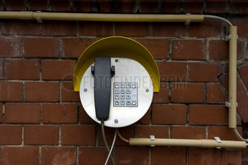 Berlin  Telefon an einer Hauswand