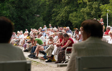 Posen  Polen  Zuschauer waehrend eines Konzertes im Park Wilson