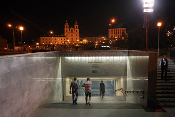 Minsk  Weissrussland  Eingang der Metrostation Nemiga im Hintergrund die Heiliggeist-Kathedrale