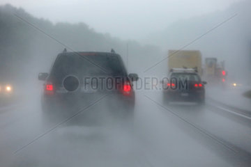 Charlotte  USA  Symbolfoto  schlechte Sicht auf der Autobahn bei Regen