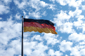 Berlin  Deutschland  die Deutschlandfahne vor dem Reichstag