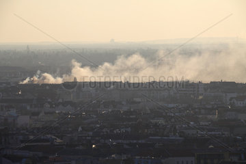 Berlin  Deutschland  Rauchwolken von einem Hausbrand ueber der Berlin-Schoeneberg
