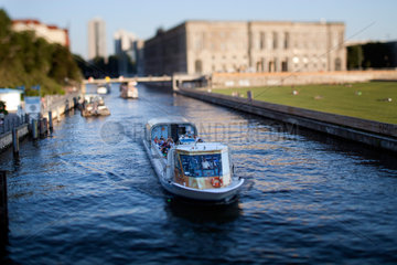 Berlin  Deutschland  ein Touristenboot auf der Spree