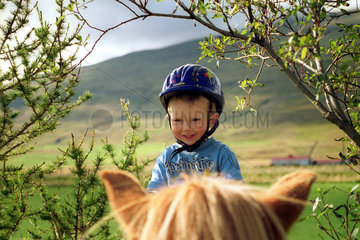 Varmahlid  ein Kind auf einem Island-Pferd