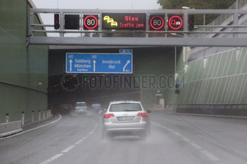 Innsbruck  Oesterreich  Signalbruecke mit Stauwarnung an einer Tunneleinfahrt
