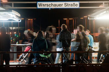 Berlin  Deutschland  Eingangsbereich des Bahnhofs Warschauer Strasse auf der Warschauer Bruecke